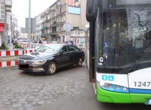 Samochód blokował autobus miejski. Strażnicy nie mieli litości dla kierowcy