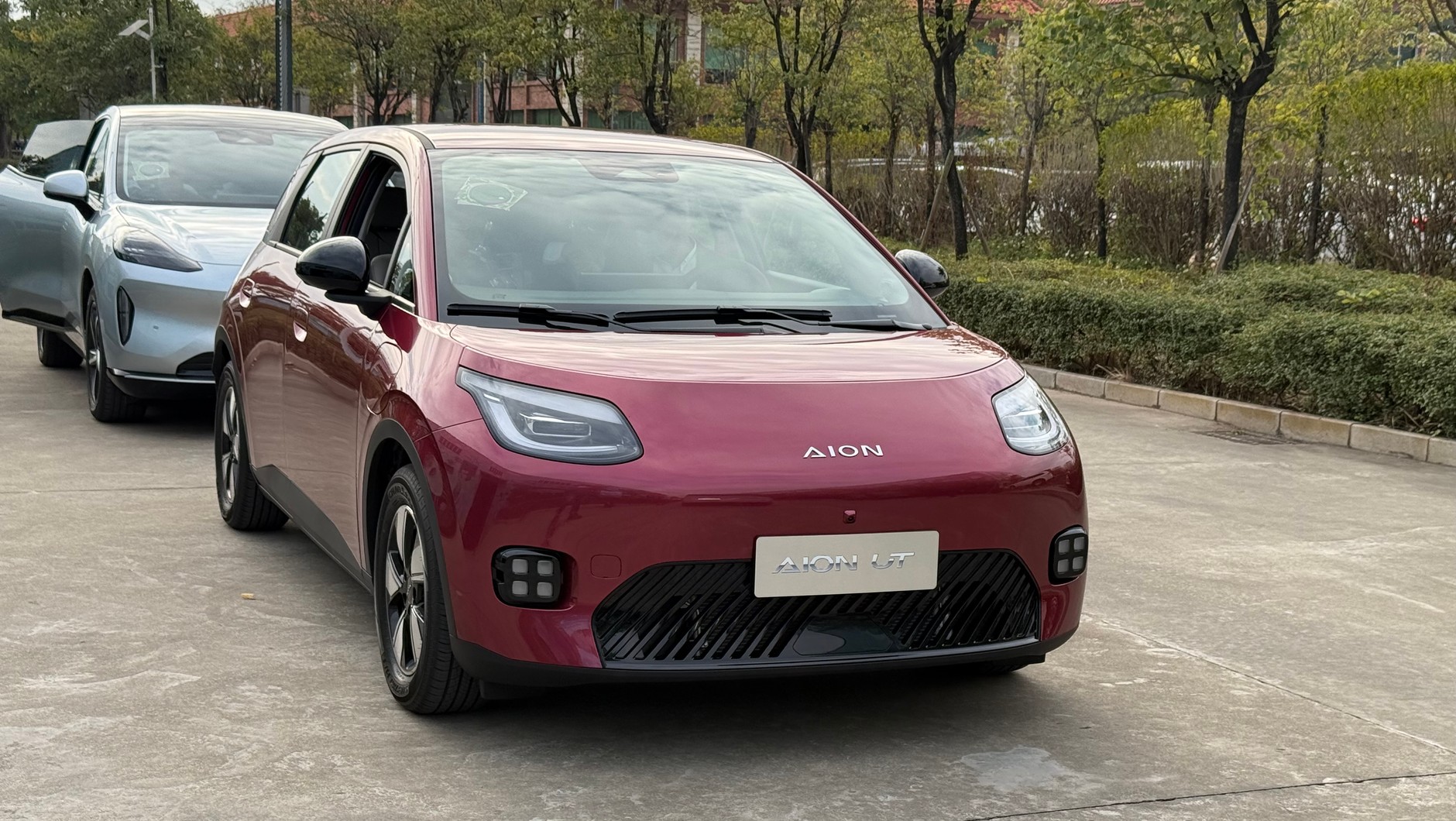 Aion UT to samochód większy niż się na pierwszy rzut oka wydaje. Wymiarami odpowiada Volkswagenowi ID.3