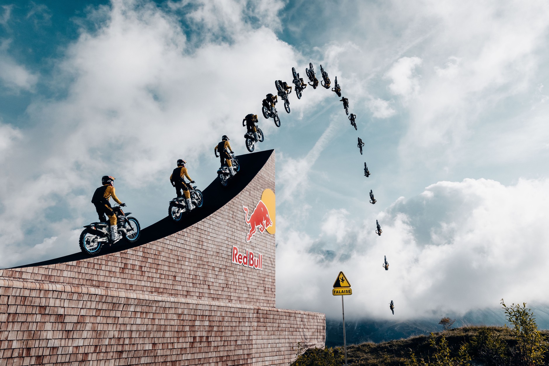 Red Bull Tom Pagès wyskoczył z klifu wprost w przepaść