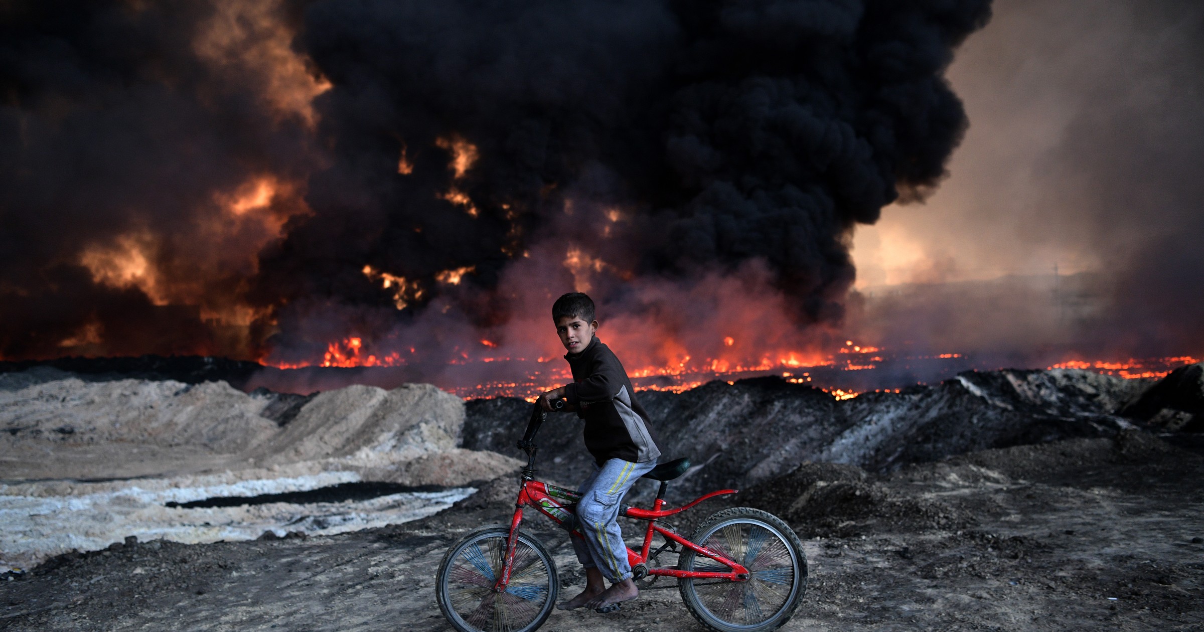 Płonące pole naftowe (zdjęcie ilustracyjne)