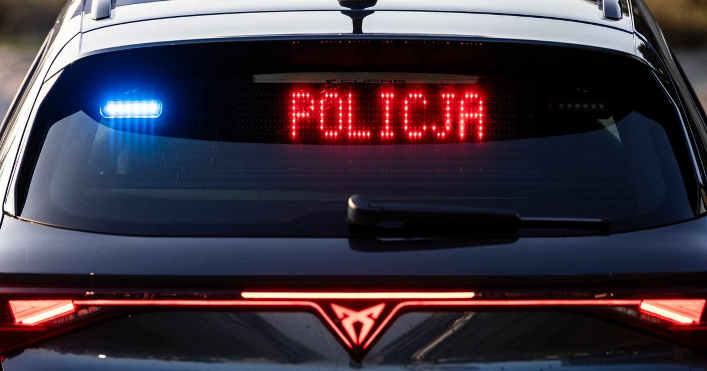 Cupry Leon VZ Sportstourer nieoznakowanymi radiowozami policji