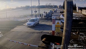 Uruchomił się już dźwięk ostrzegawczy. Film grozy z przejazdu koło Piotrkowa