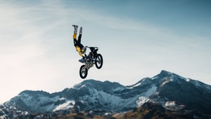 Skoczył motocyklem z klifu. Wylądował ze spadochronem [Nagranie]