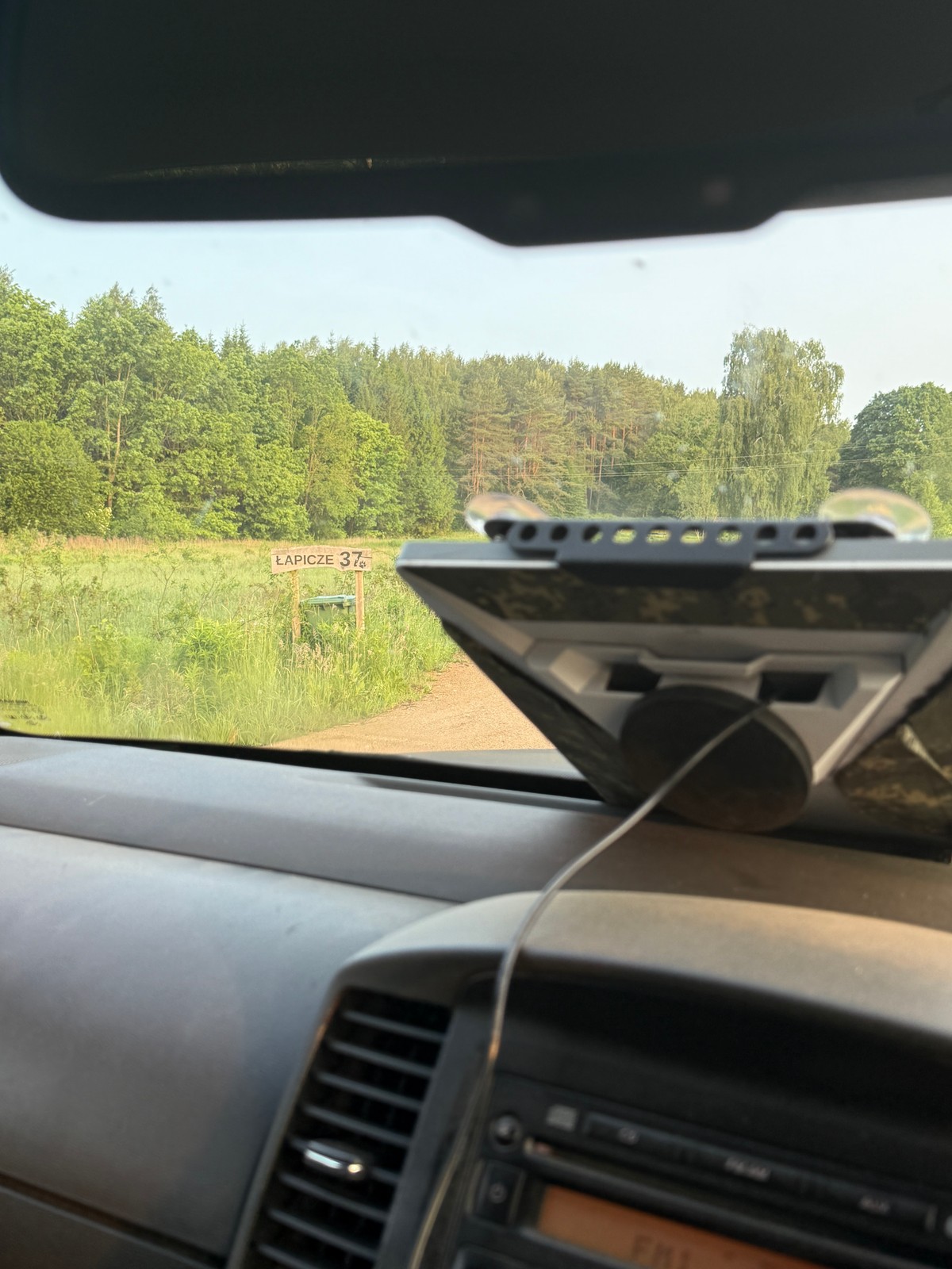 Terminal Starlink w samochodzie staje się równie ważny, co broń. Na polu walki łączność to podstawa