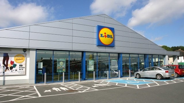 Duże zmiany na parkingach Lidla. Kierowcy mogą korzystać już z 250 ładowarek