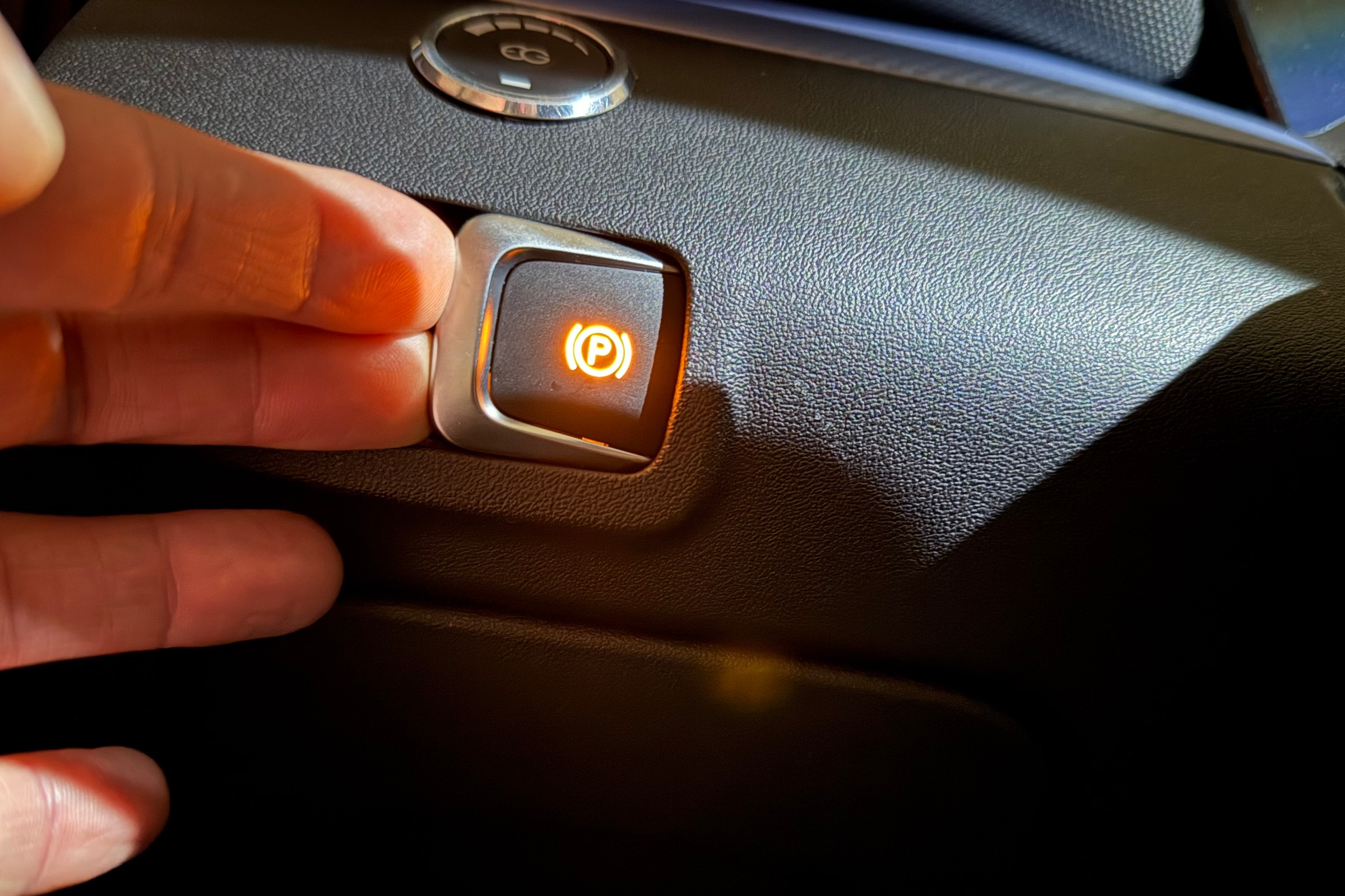 Parkujesz tylko na ręcznym? To błąd, który potrafi nawet spowodować zagrożenie. Jak parkować?