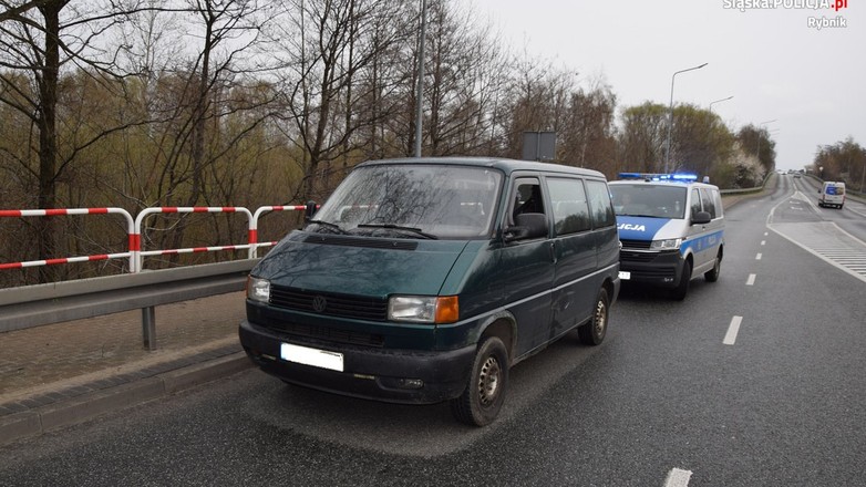 Kobieta ukradła Volkswagena T4 i woziła nim skradzione koła