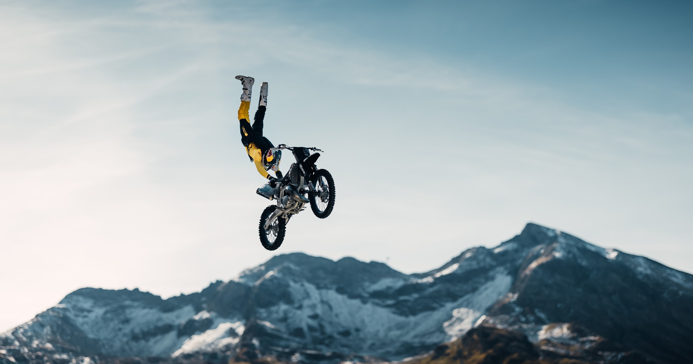 Red Bull Tom Pagès wyskoczył z klifu wprost w przepaść 