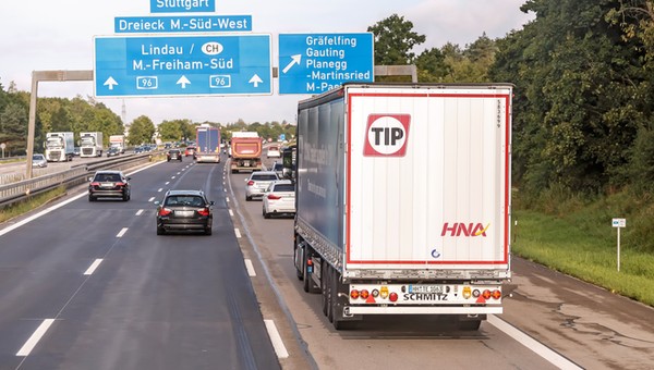 Biała tabliczka z płatkiem śniegu ma ważne zadanie. Kierowcy nie wiedzą