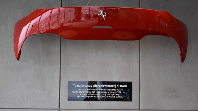 Uszkodzony zderzak z Ferrari Monza SP1. Warta zapłaciła za szkodę 324 tys. zł
