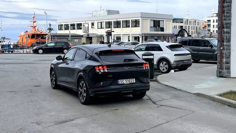 Samochody elektryczne na ulicy w Alesund w Norwegii
