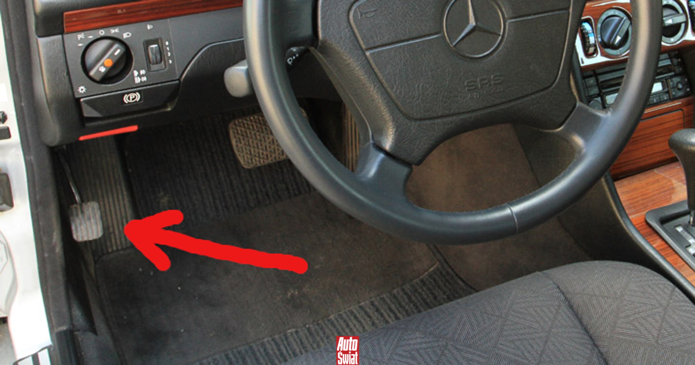 Czwarty pedał w samochodzie może cię zaskoczyć. Do czego służy?