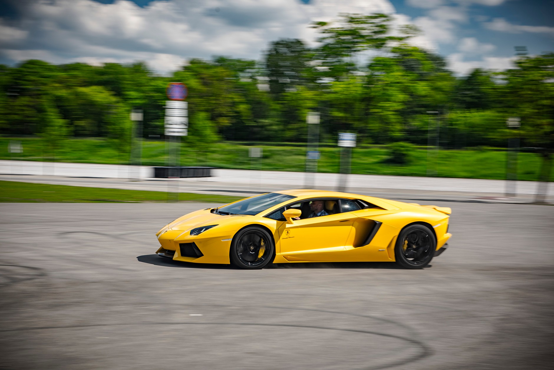 Lamborghini Aventador Coupe vs. Porsche 911 Tubo Cabrio