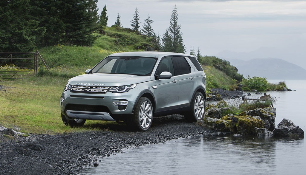 Jeżeli na bezdrożach napotkacie wodę, wówczas przyda się także system Wade Sensing, czyli czujnik głębokości. Sensory umieszczono pod lusterkami bocznymi. Discovery Sport może się zanurzyć na głębokość aż 60 cm!