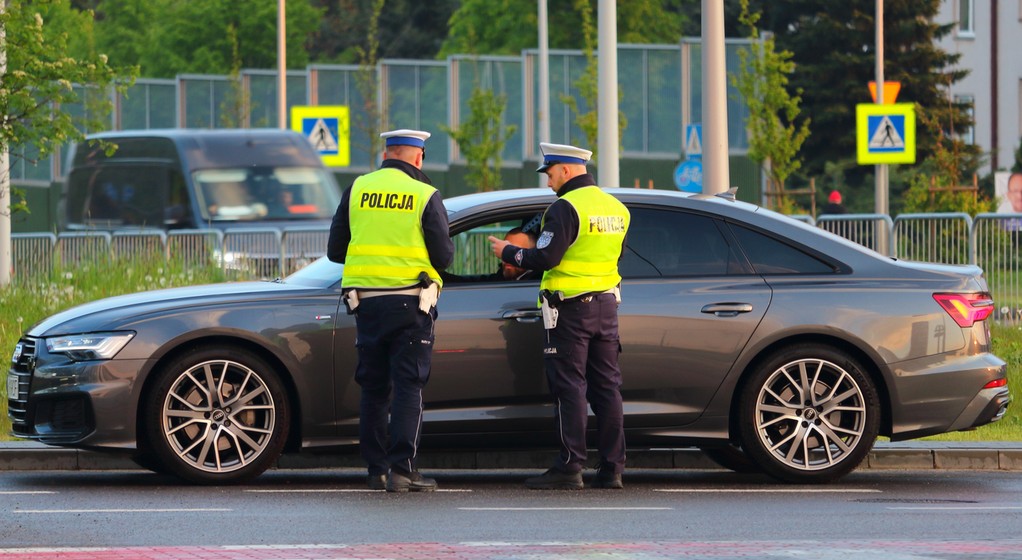 Policjanci kontrolujący kierowcę. Zdjęcie ilustracyjne
