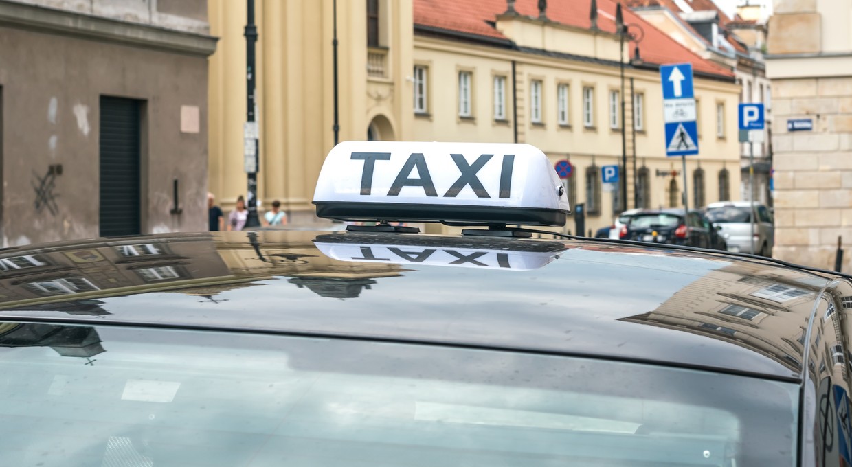 Taksówkarz otrzymał podejrzane zlecenie. Razem z policją przechytrzył oszustów