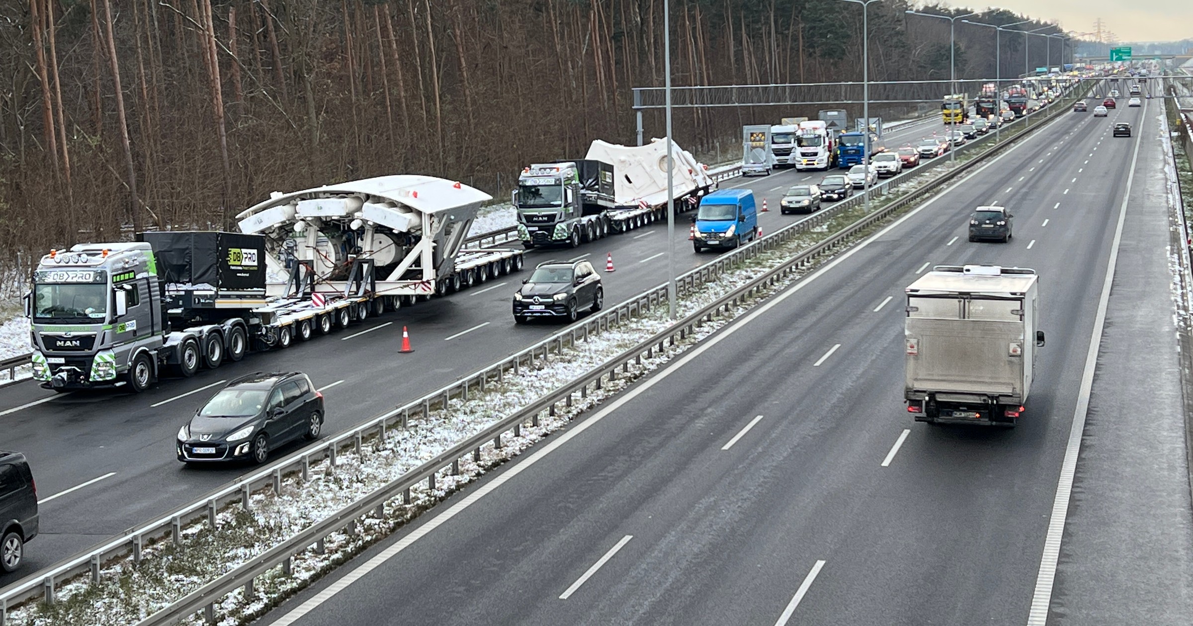 Transport gigantycznej maszyny czeka przed wjazdem do Warszawy na drodze ekspresowej S8 w pobliżu węzła Janki