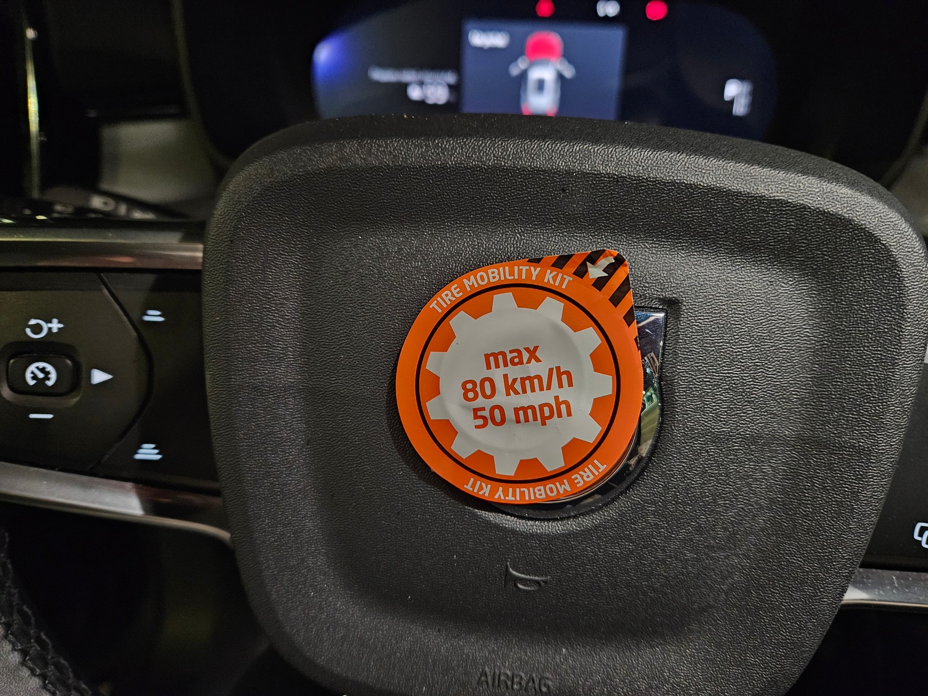 Nalepka dołączona do zestawu ma przypominać, że naprawa była tylko prowizoryczna. Tym razem nie było takiej potrzeby, po użyciu zestawu auto nadal nie nadawało się do jazdy.