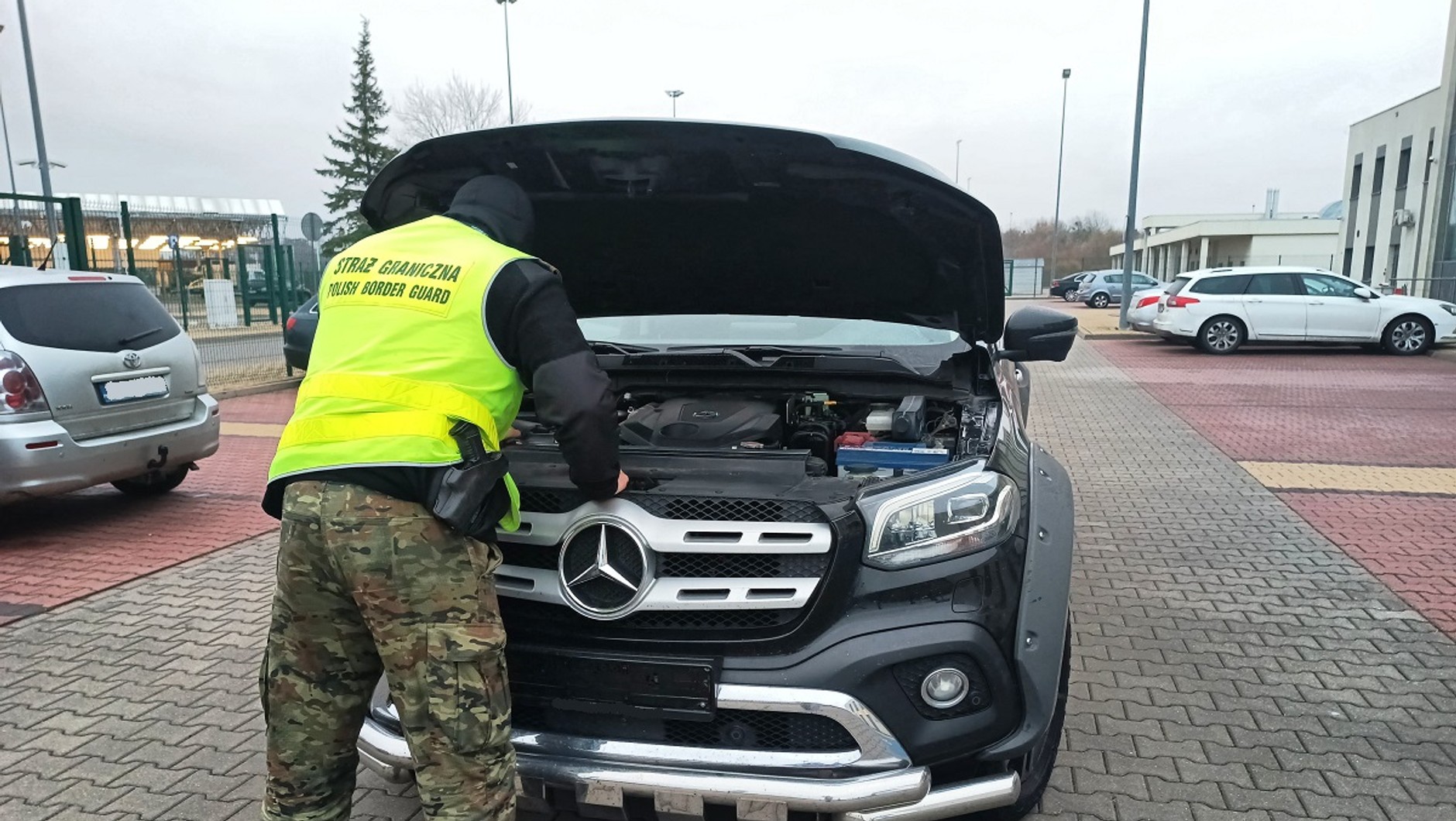 Mercedes poszukiwany w Niemczech został odzyskany przez Straż Graniczną w Zosinie
