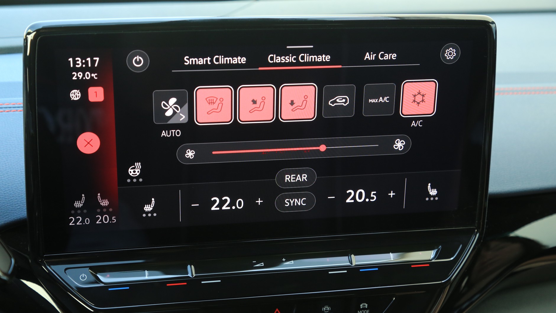 ID.5 GTX ma przeniesiony z innych modeli Volkswagena niewygodny gładzik do ustawiania głośności i temperatury. Na szczęście głośność multimediów możemy jeszcze zmieniać przyciskami na kierownicy, a temperaturę na dotykowym ekranie (pola ze znaczkami z plusem i minusem).