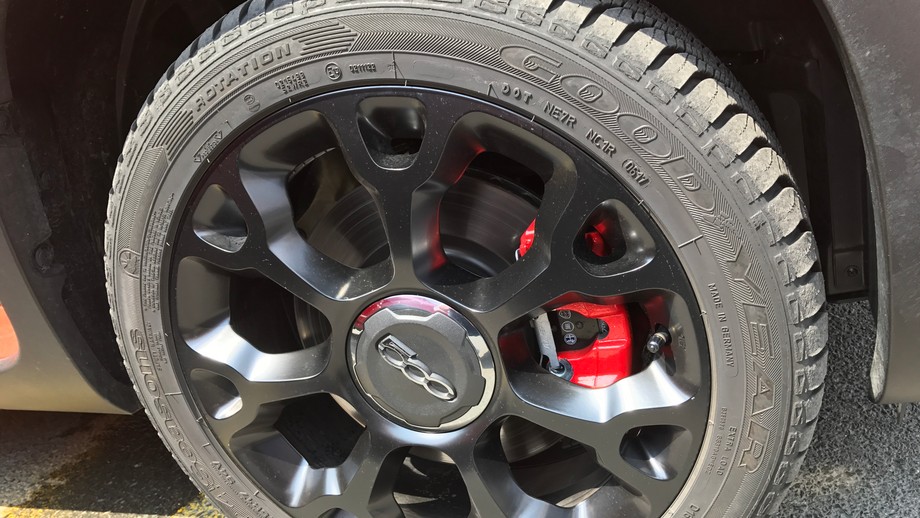 W Fiat 500L Cross montowane są całoroczne opony Goodyear Vector 4Seasons wraz z 17 calowymi felgami