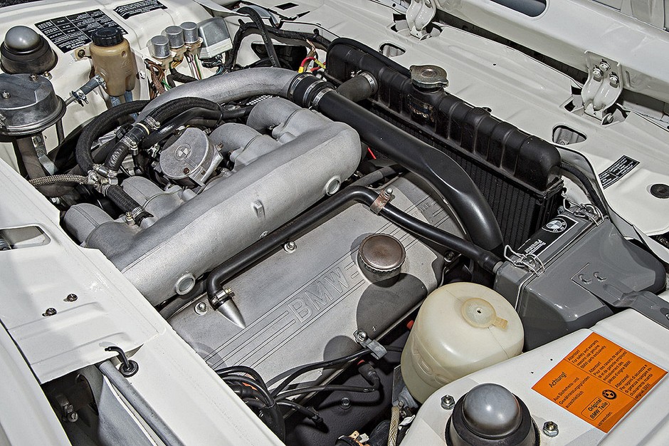 Legenda znów prowokuje - nowe BMW M2 spotyka BMW 2002 Turbo