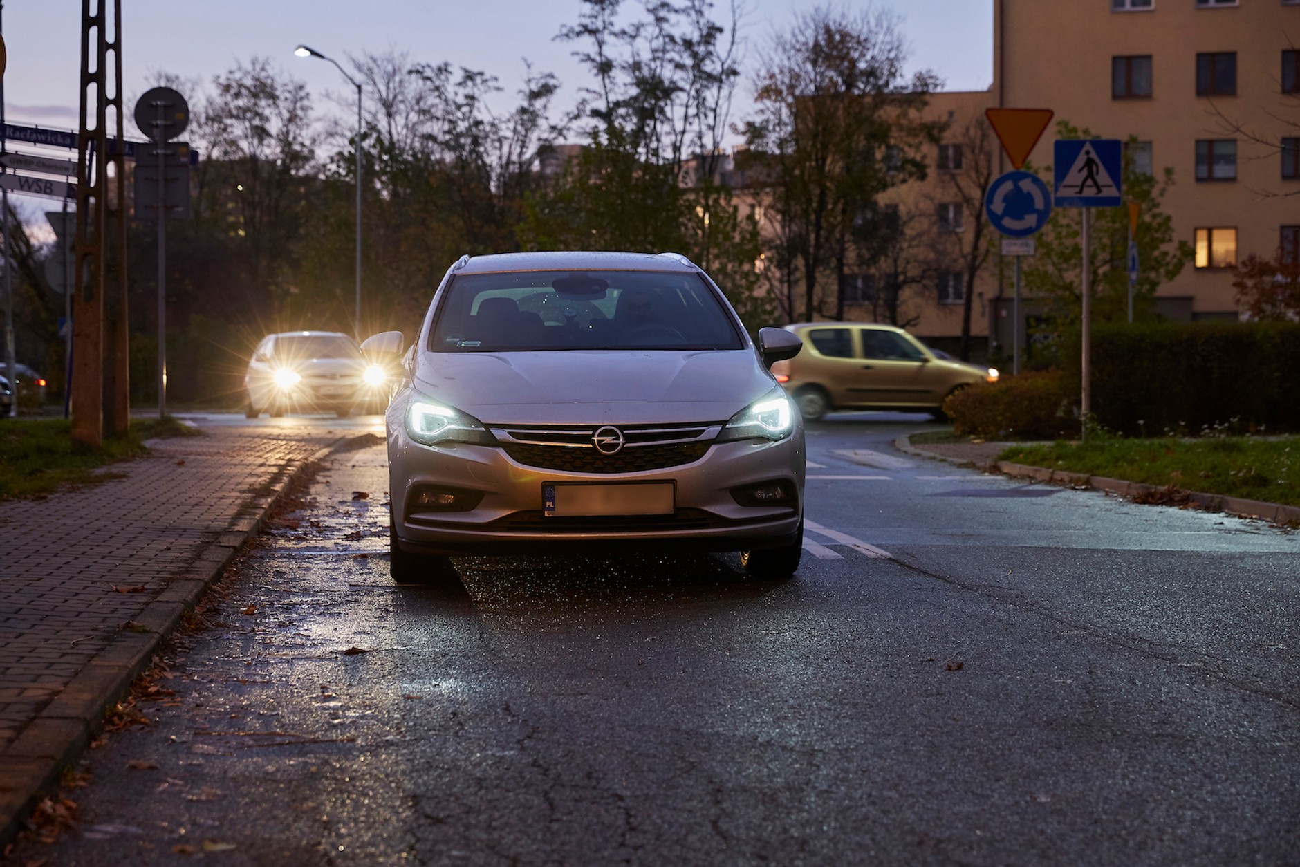 Brak świateł mijania podczas deszczu