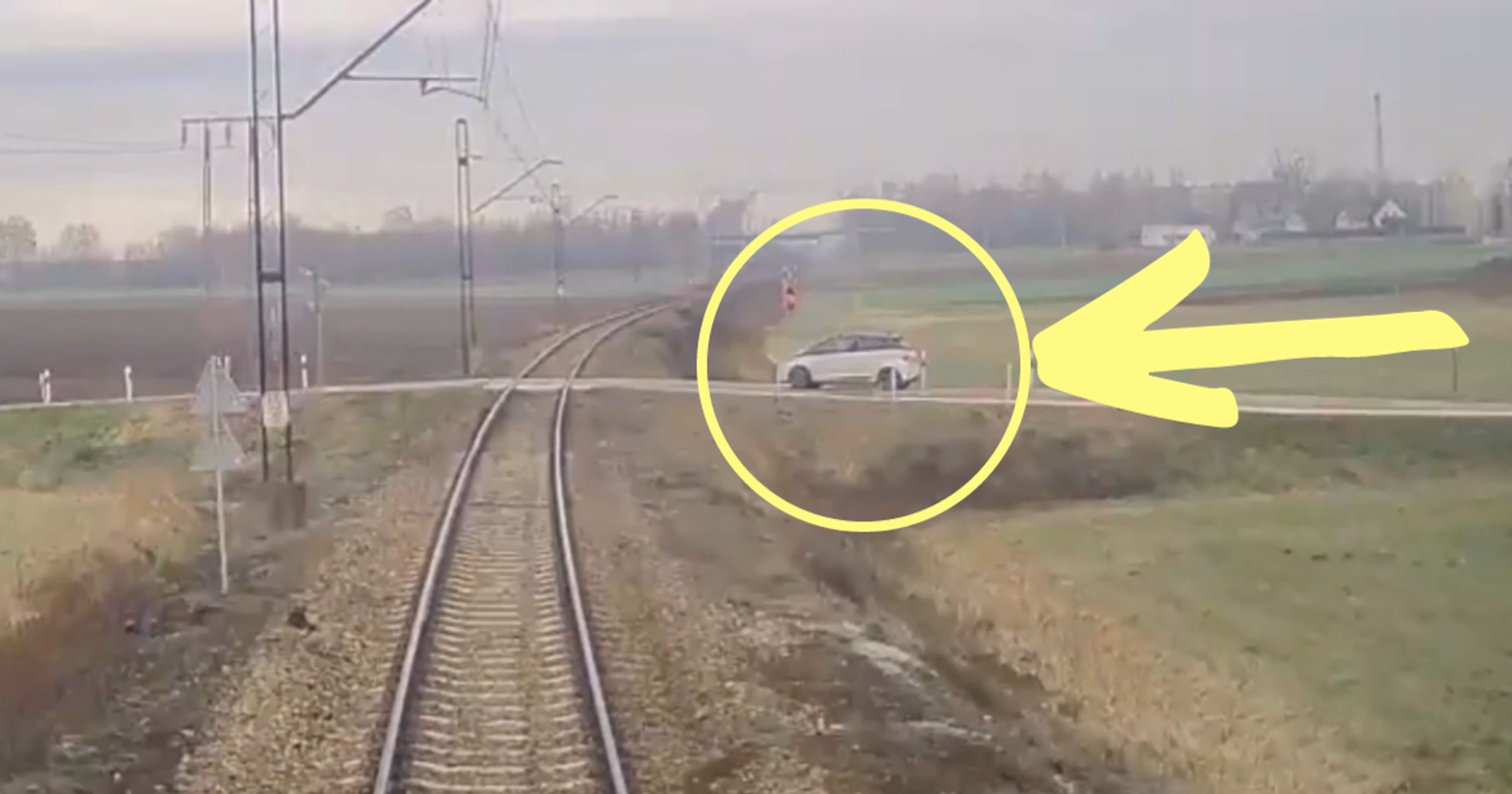 Kierowca Toyoty omal nie wjechał wprost pod pędzący pociąg