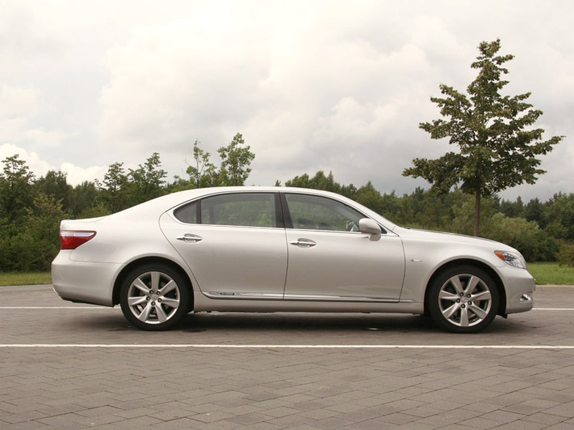 Lexus: hybrydowe wersje modeli GS i LS z większym bagażnikiem