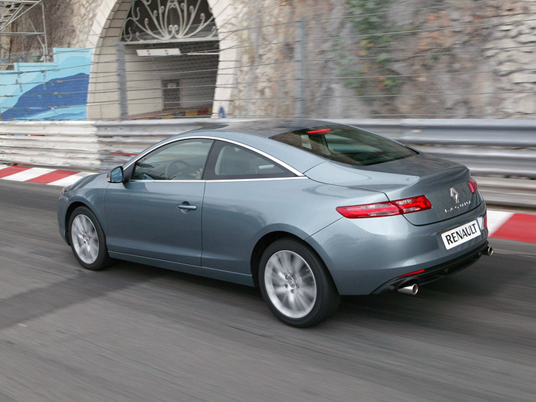 Paryż 2008: Renault Laguna Coupe w centrum zainteresowania