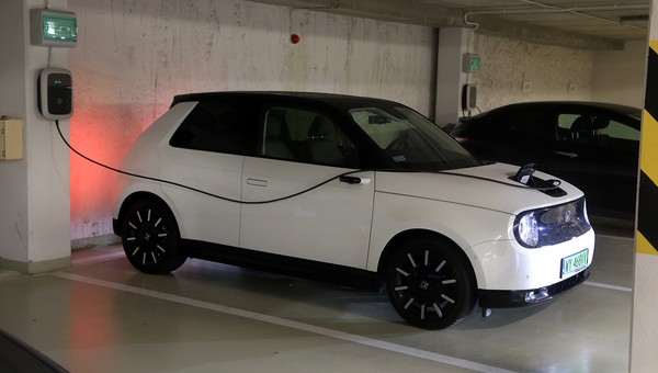 Ładują elektryki w bloku. Prawie dwa lata sąsiedzi nie mogą się dogadać