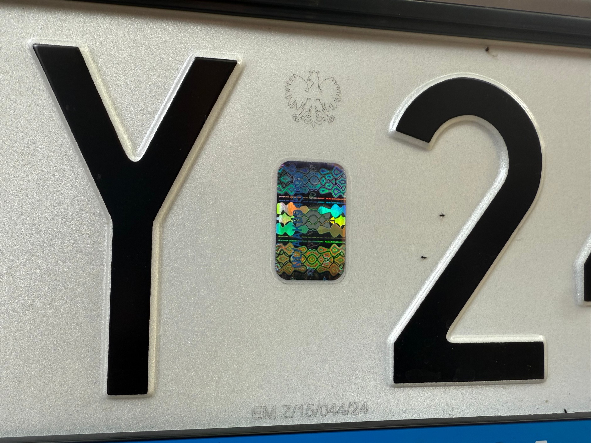 Znak legalizacyjny na oryginalnej polskiej tablicy rejestracyjnej