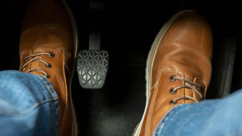 Launch Control to jednoczesne wciskanie hamulca i gazu. Zdjęcie ilustracyjne