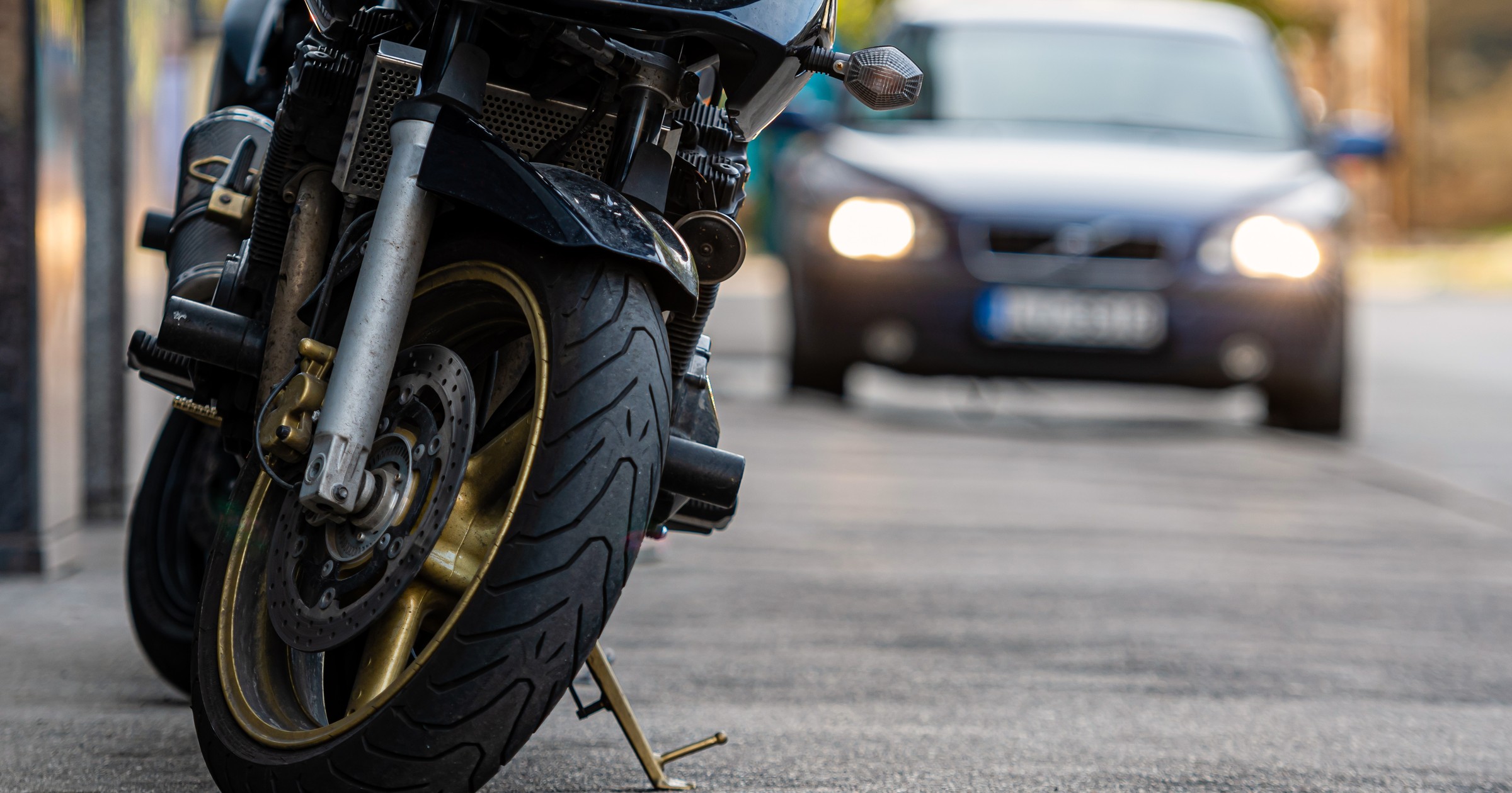 Motocyklem można zaparkować na chodniku. Należy jednak pamiętać o kilku zasadach