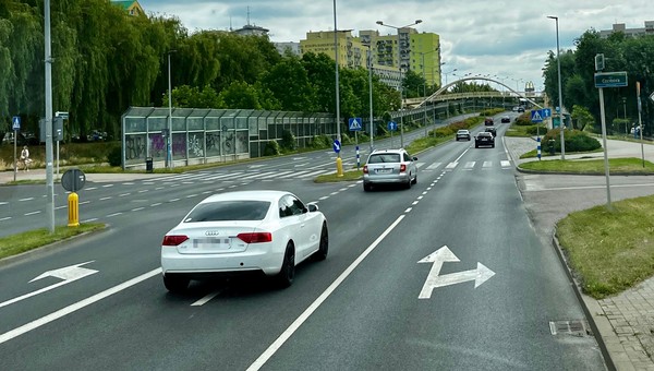 Ten znak wprowadza jedną zasadę. A kierowcy i tak o niej zapominają