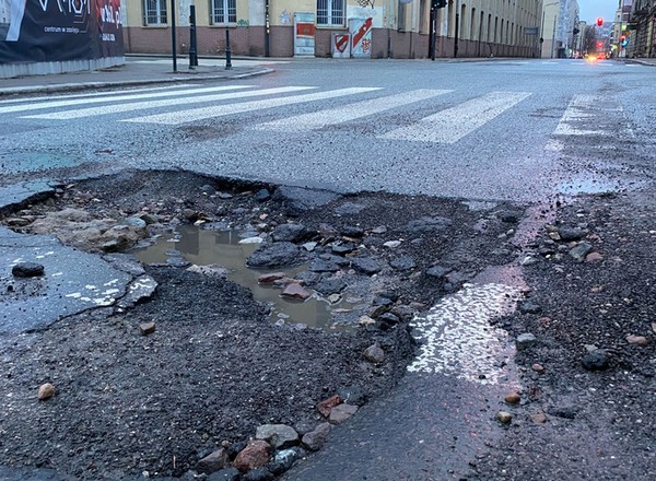 Dziury w łódzkich ulicach to kratery. Można urwać koło [Galeria]