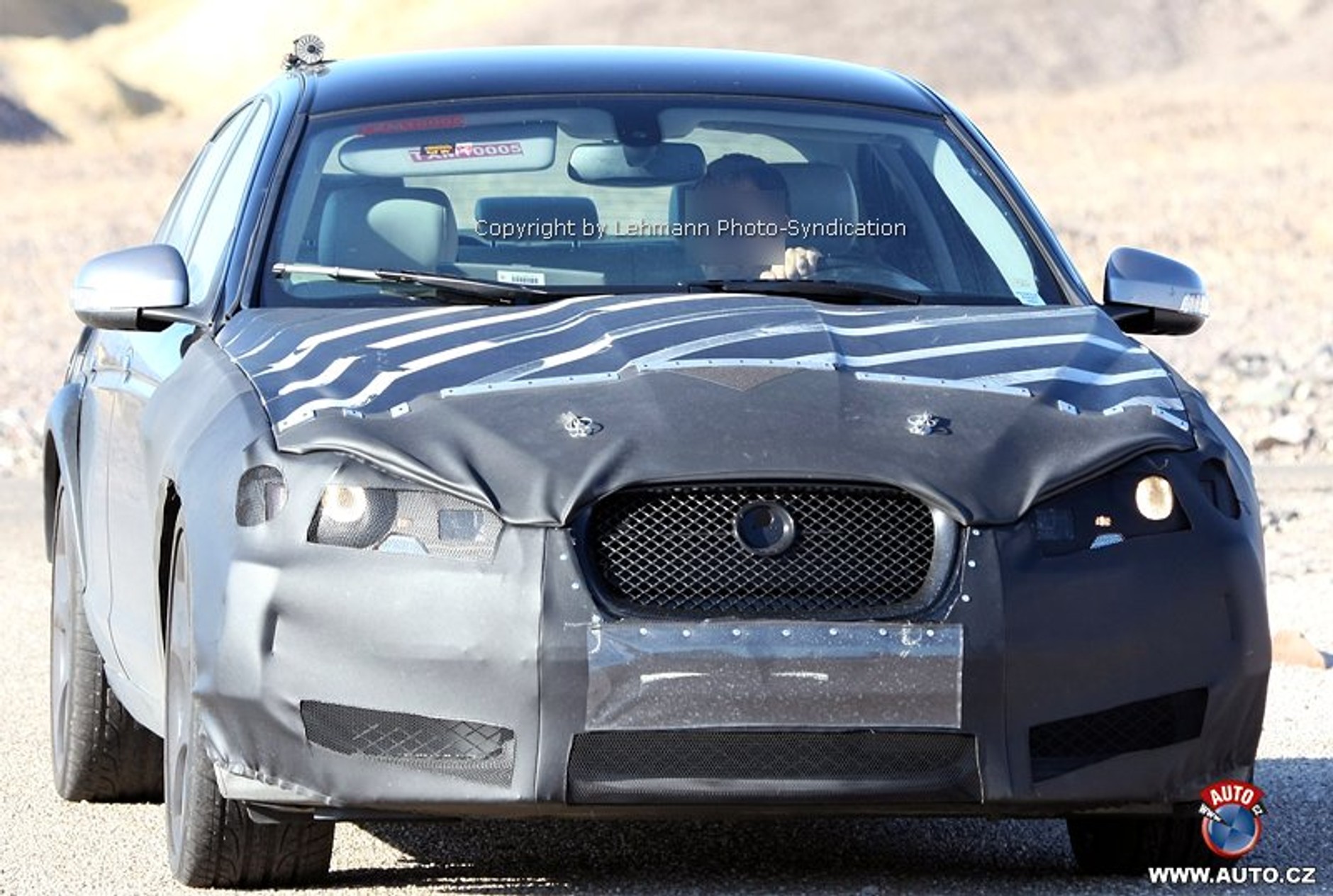 Zdjęcia szpiegowskie: Sportowy sedan Jaguar XF-R, kabriolet i kombi