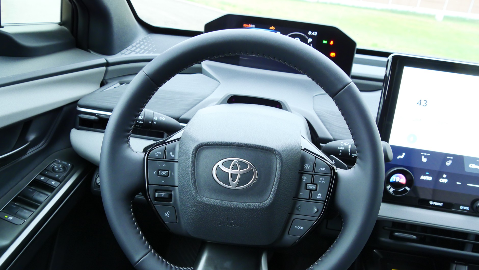 Toyota C-HR+ Executive AWD: ma na kierownicy więcej przycisków niż niejeden "chińczyk" w całym aucie. To wygodne!