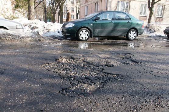 Wyboje, uszkodzone koła, urwane elementy zawieszenia