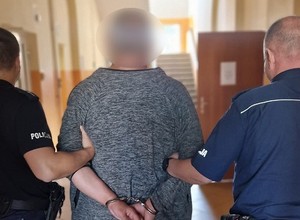 Kierowca opla jechał całą szerokością jezdni. Do akcji wkroczył policjant jadący na służbę