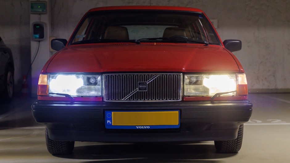 Dla porównania: po lewej stronie "nielegalny" retrofit LED, po prawej... nie, to wcale nie żarówka halogenowa, to też LED i to całkiem skuteczny!