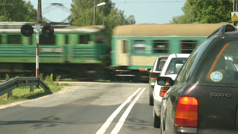 Przejazd kolejowy. Pociąg waży setki ton. Samochód nie ma z nim szans