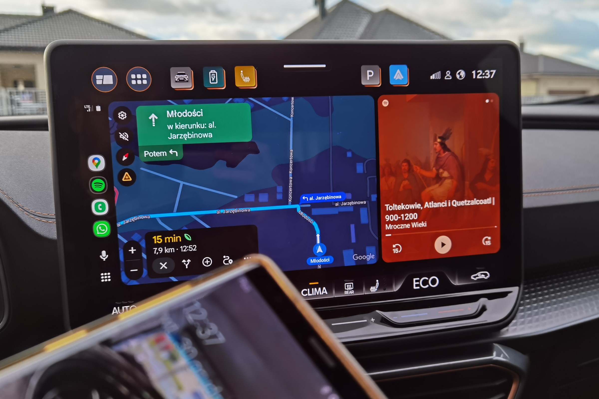 Google naprawia poważny błąd. Android Auto "psuł kierownice"