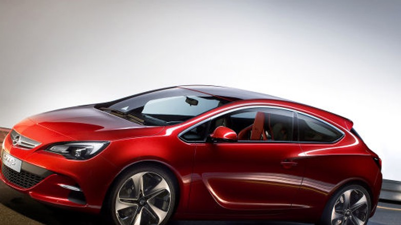 Opel Astra GTC: rzeźba na kołach w Paryżu