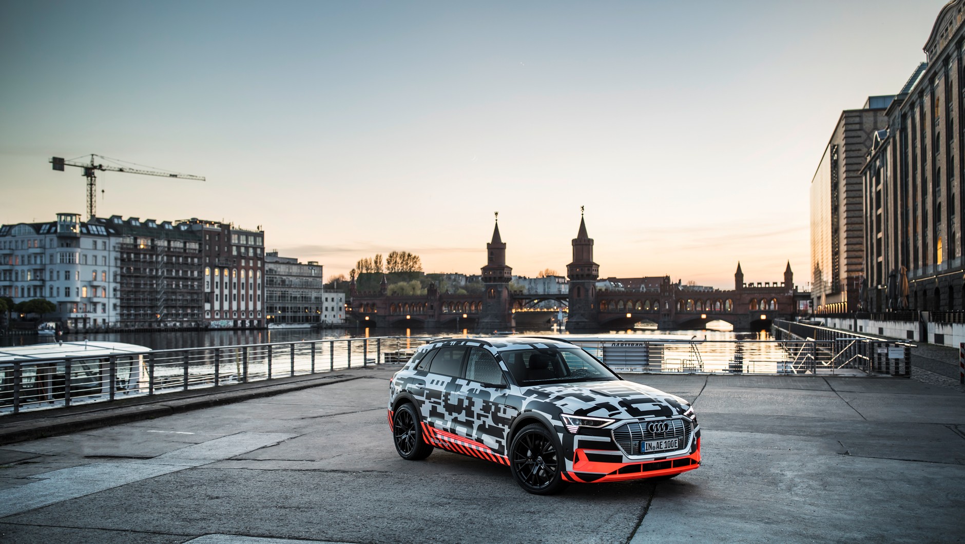 Audi e-tron. Audi chwali się, że e-tron będzie pierwszym masowo produkowanym samochodem przystosowanym do ładowania 150 kW
