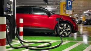 Ile samochodów elektrycznych i stacji ładowania jest już w Polsce? Najnowsze dane