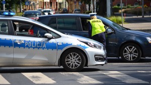 Policja zagląda do samochodów. Mandat może dostać również pasażer