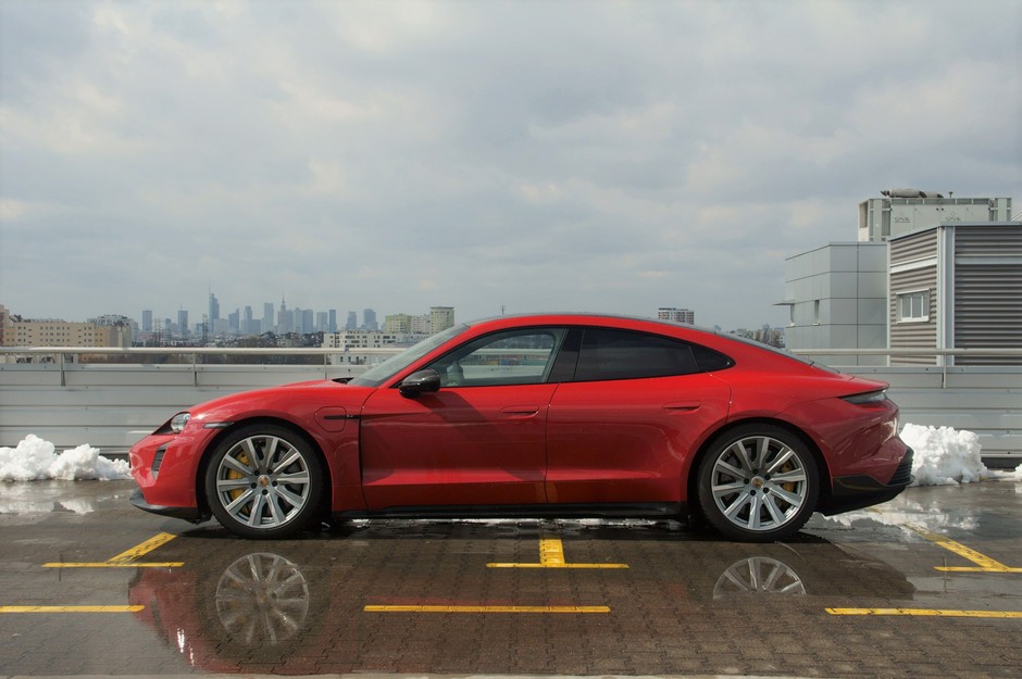Porsche Taycan jest tylko odrobinę wyższe od obecnego 911