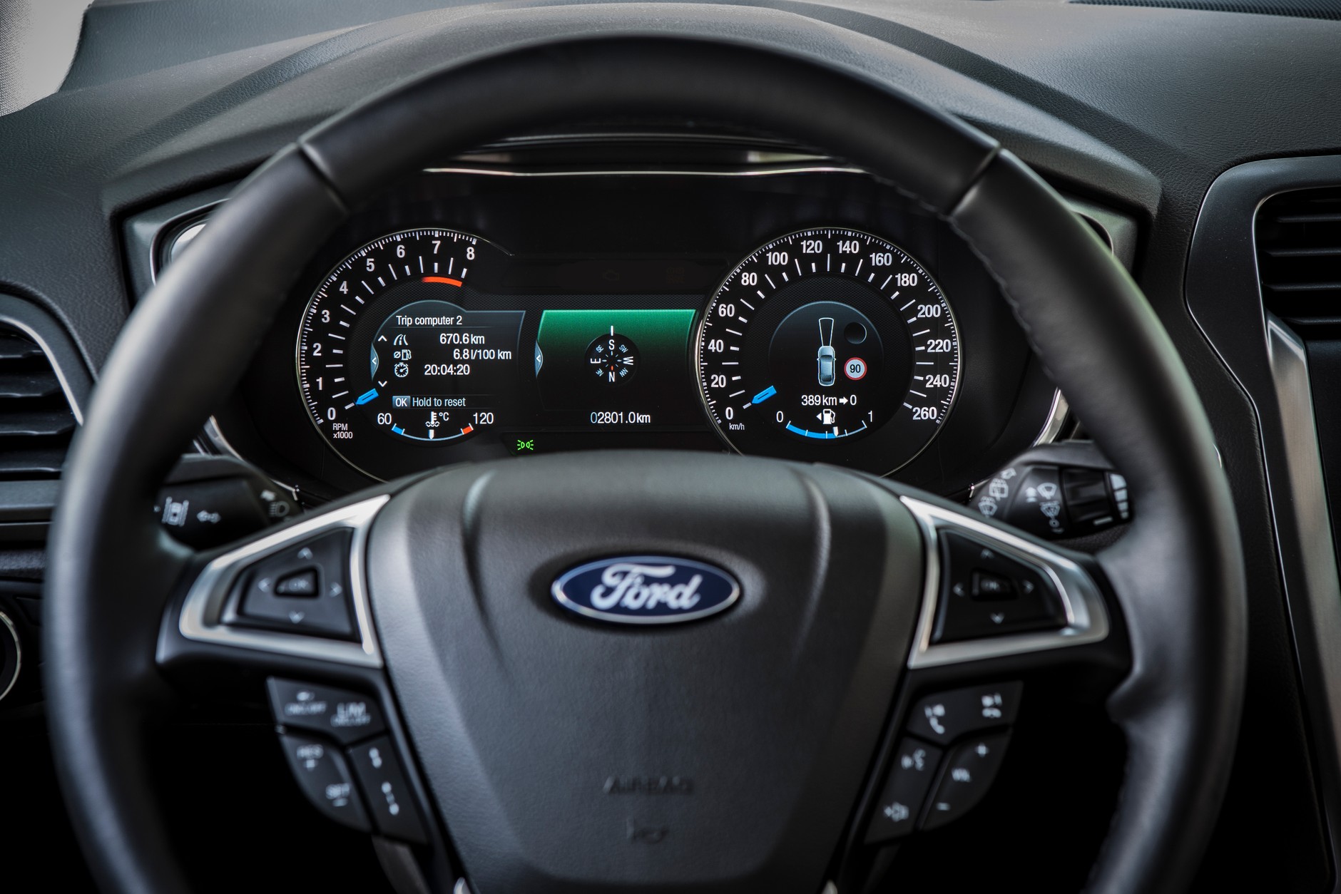 Wokół zegarów znajdują się ekrany, których wygląd można zmieniać