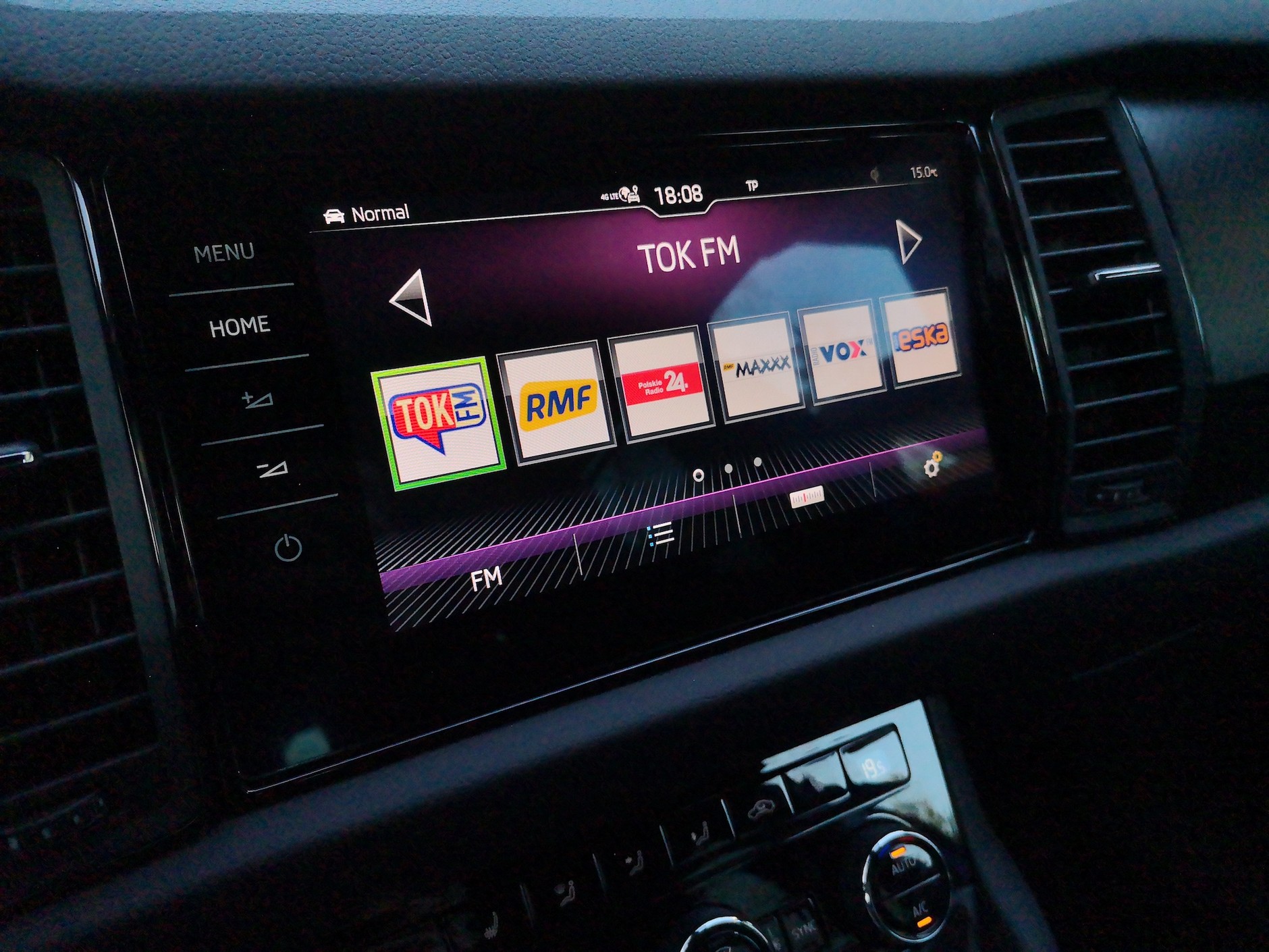 Skoda Kodiaq RS 2019: moda każe, by stacja multimedialna była szklanym panelem dotykowym bez normalnych przycisków i bez pokręteł. Tych ostatnich szkoda